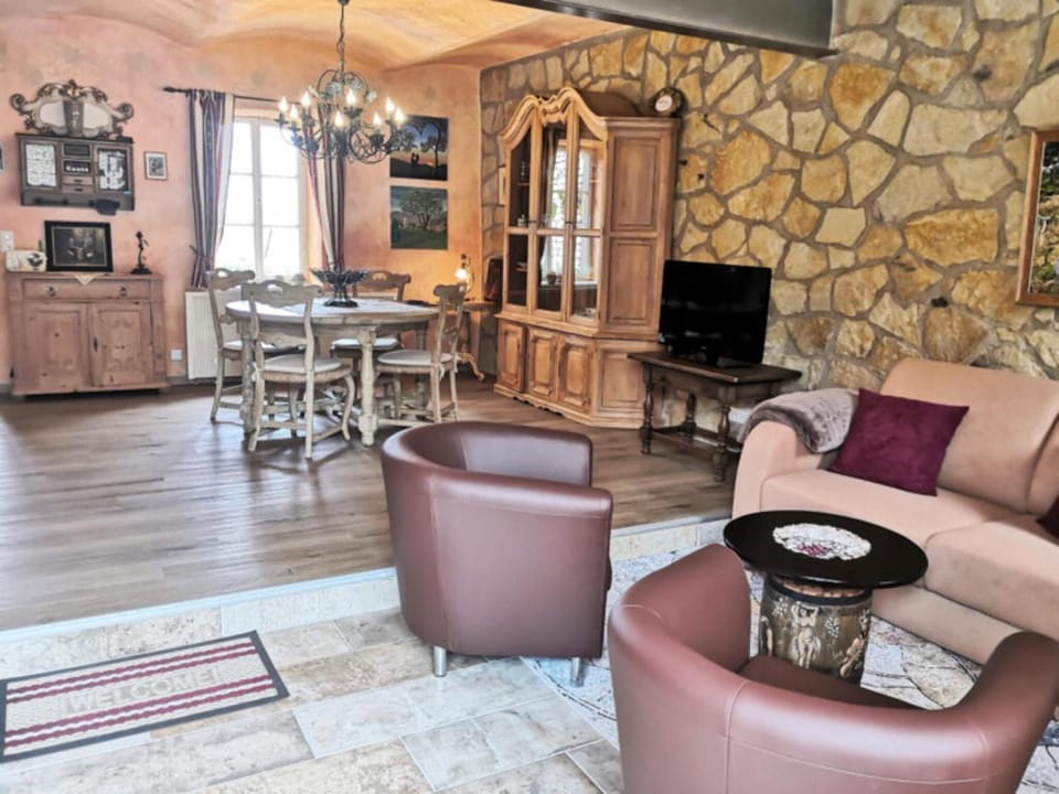 TV and multimedia, Living room, Seating area, Dining area