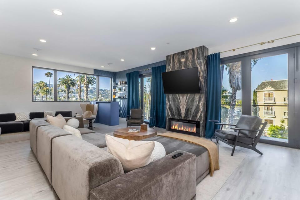 Beverly Hills Skyline Retreat with Rooftop Jacuzzi Apartment in West Hollywood