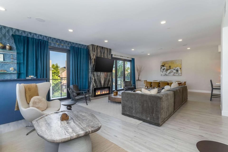 Beverly Hills Skyline Retreat with Rooftop Jacuzzi Apartment in West Hollywood