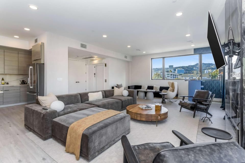 Beverly Hills Skyline Retreat with Rooftop Jacuzzi Apartment in West Hollywood