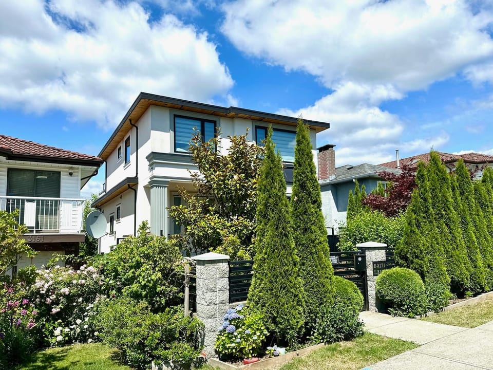 Private Suite - Near SkyTrain to DT - Free Parking Bed and Breakfast in Vancouver
