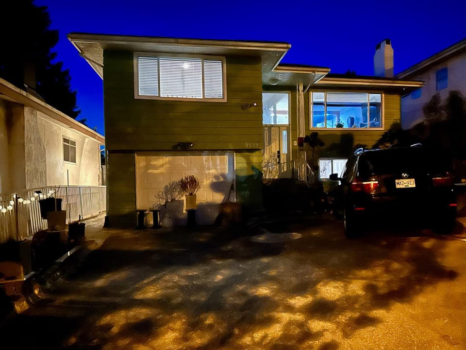 Private Suite - Near SkyTrain to DT - Free Parking Bed and Breakfast in Vancouver