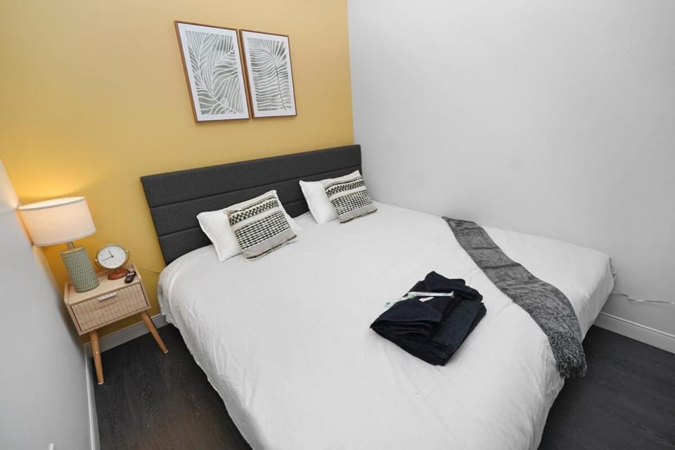 Westown 2BR Retreat 10 min to Fiserv Forum Apartment in Milwaukee