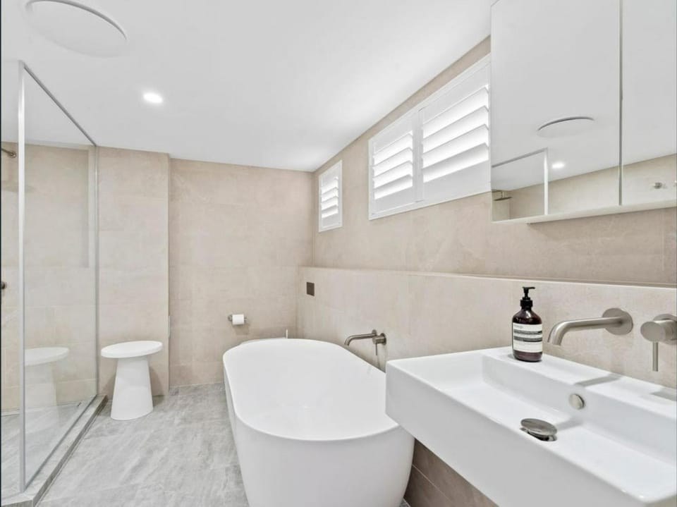 Shower, Toilet, Bathroom, Bath, towels
