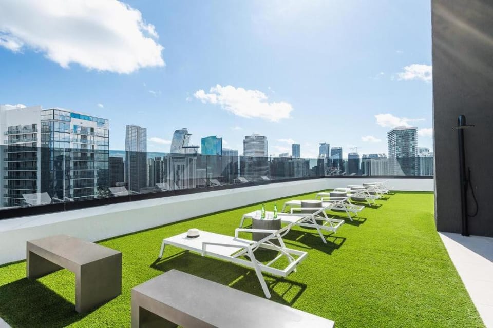 Sky Estate Penthouse- Pool Parking Amenities House in Miami