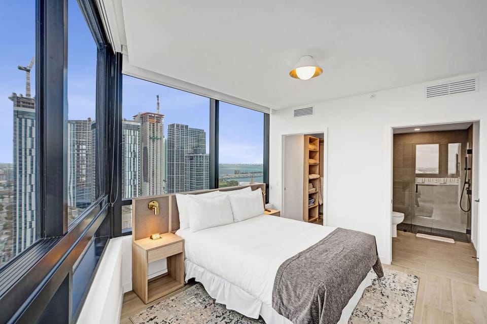 Sky Estate Penthouse- Pool Parking Amenities House in Miami