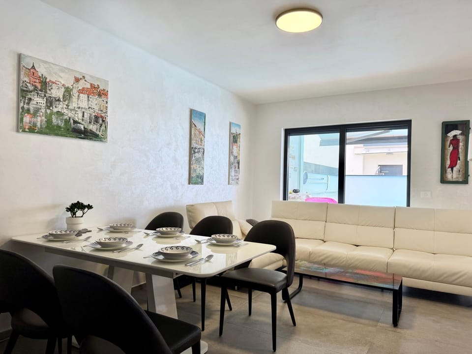 Living room, Seating area, Dining area