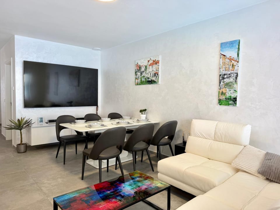 TV and multimedia, Living room, Seating area, Dining area