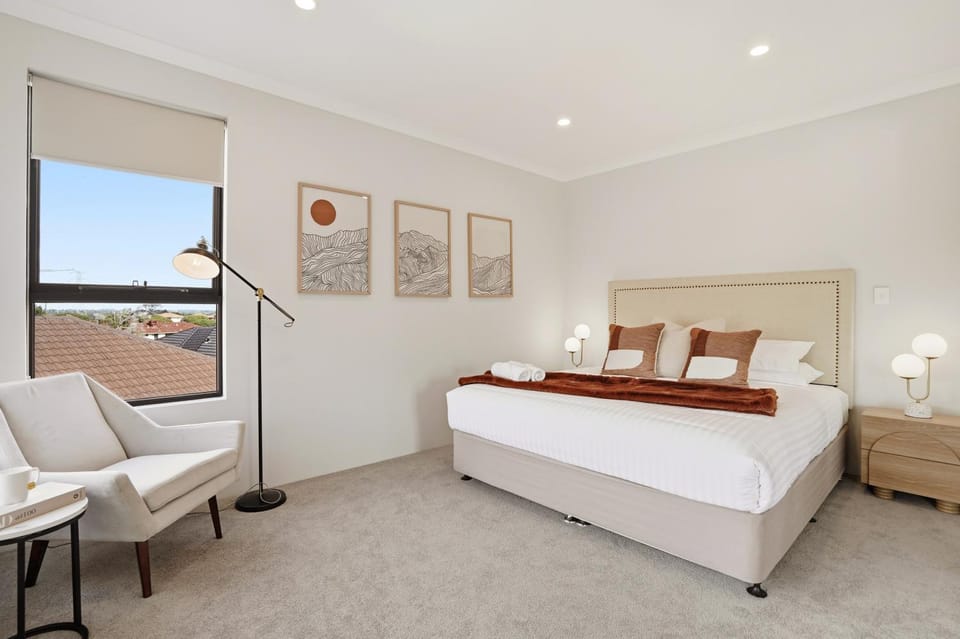 Bed, Photo of the whole room, Decorative detail, Seating area