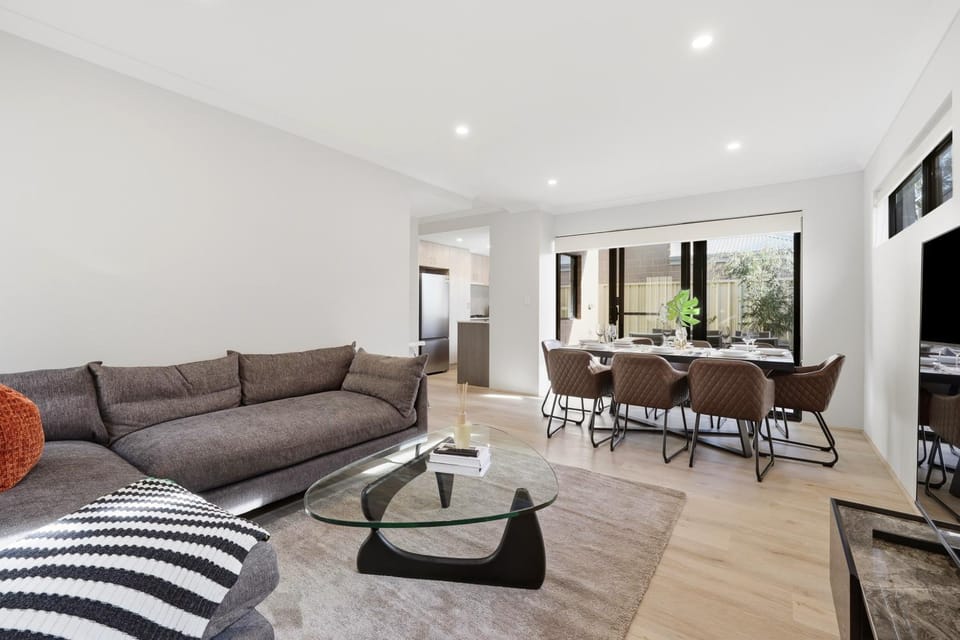 TV and multimedia, Decorative detail, Seating area, Dining area