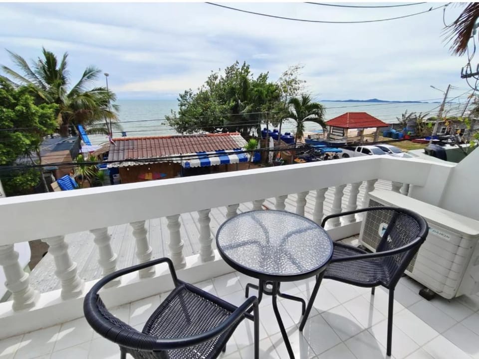 Pattaya BEACH VILLA familly rooftop na jombtien Villa in Pattaya City