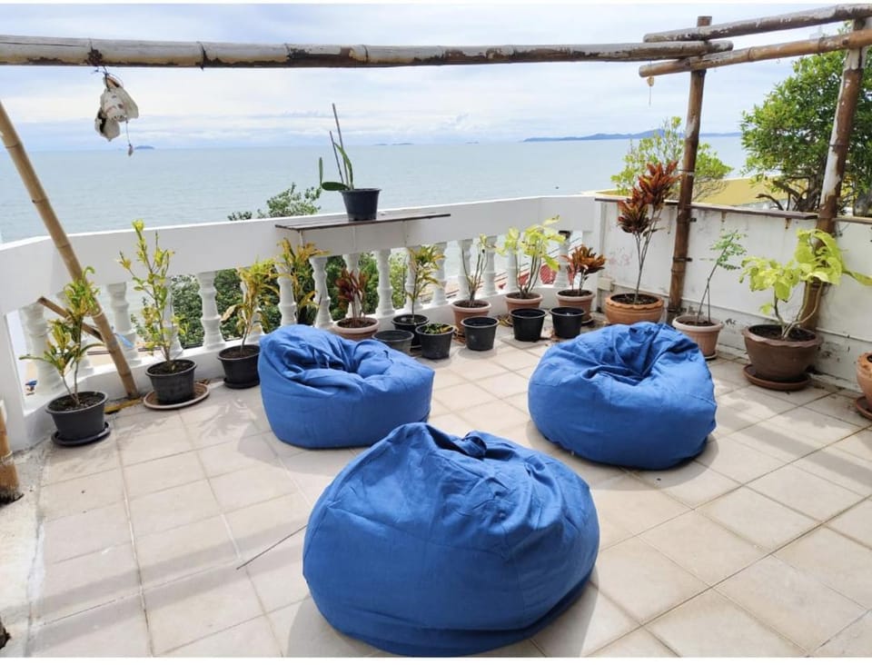 Pattaya BEACH VILLA familly rooftop na jombtien Villa in Pattaya City