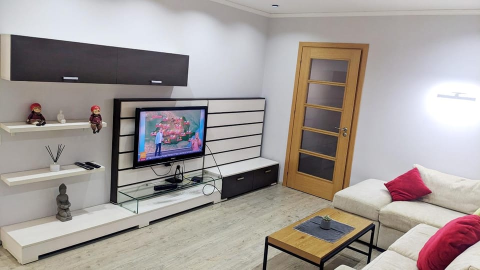 Communal lounge/ TV room, Living room, Seating area, Evening entertainment