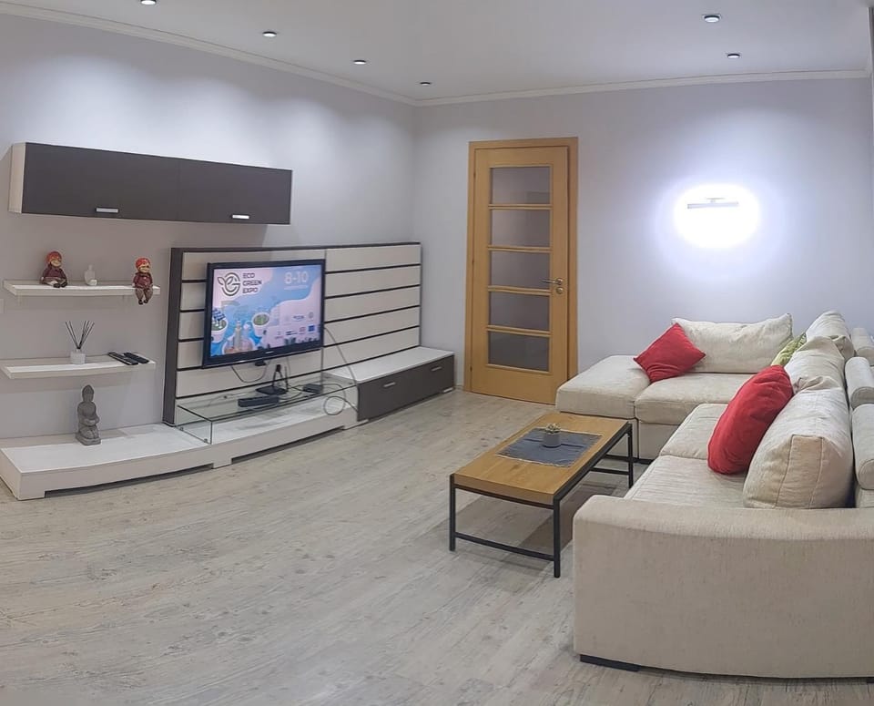 Bed, TV and multimedia, Bedroom