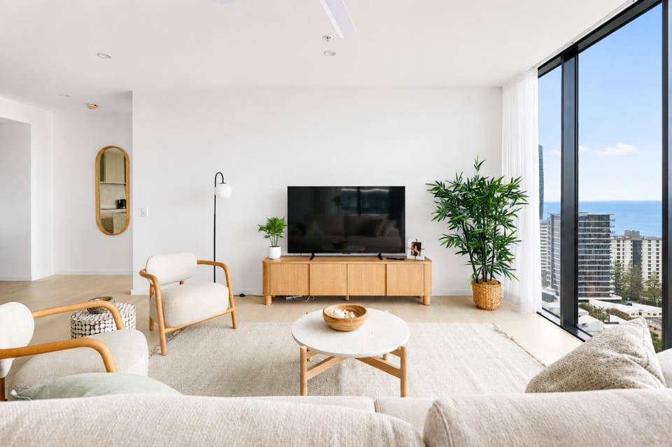 Amaya Coastal Luxe - Pool & Panoramic Views Apartment in Surfers Paradise