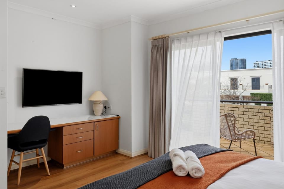 Bed, TV and multimedia, Bedroom