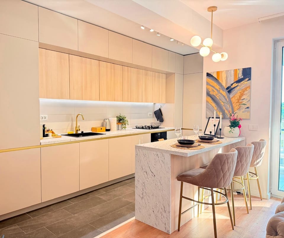 Kitchen or kitchenette, Dining area