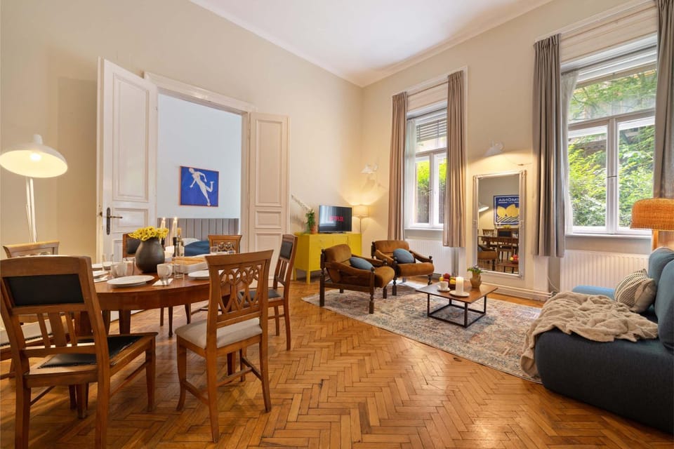 TV and multimedia, Living room, Seating area, Dining area