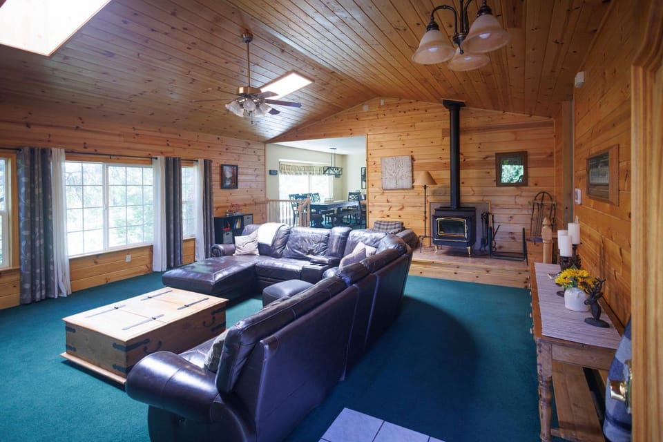Spacious 5BR Mountain Home in Peaceful Mi-Wuk House in Mi Wuk Village