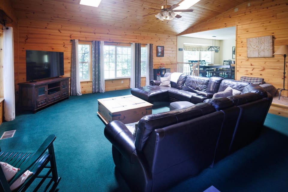 Spacious 5BR Mountain Home in Peaceful Mi-Wuk House in Mi Wuk Village