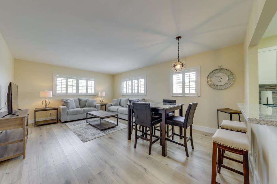 Walk to Beach, Steps to Pool, Beach Chairs House in Pompano Beach