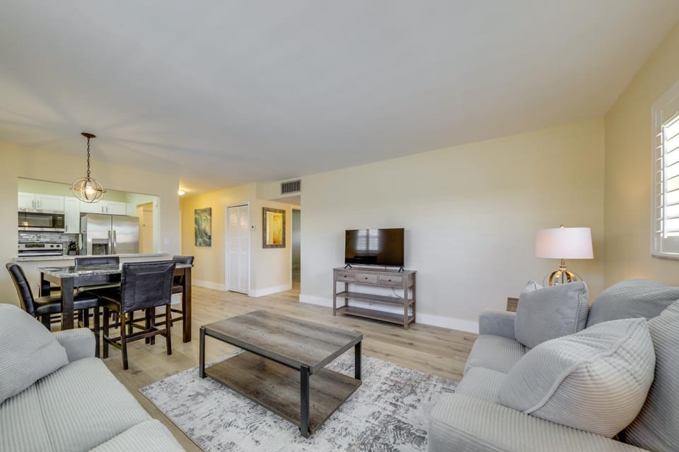Walk to Beach, Steps to Pool, Beach Chairs House in Pompano Beach