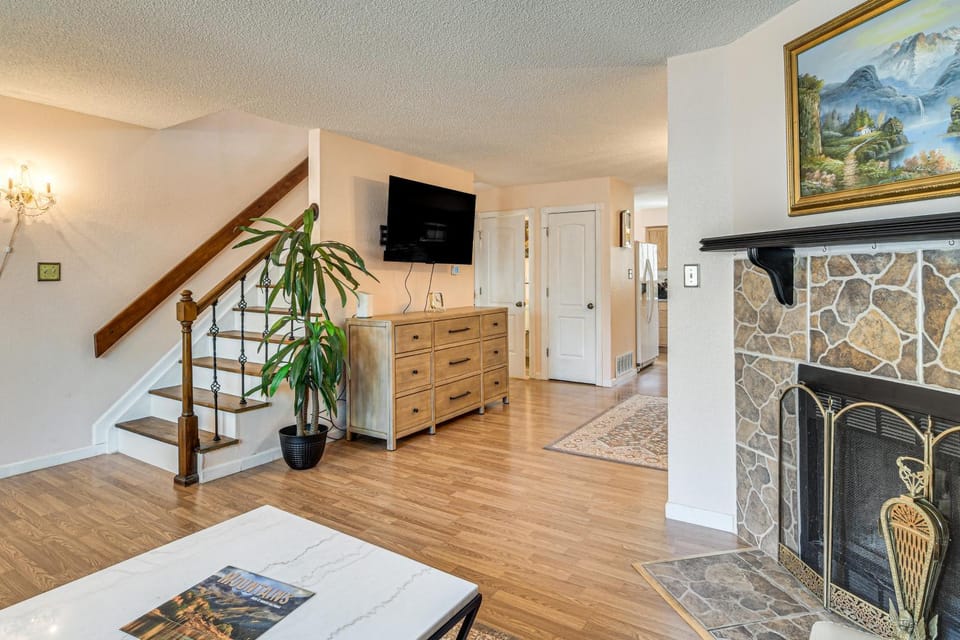 3 Mi to Old Town Arvada! Family Townhome w/ Patio House in Arvada