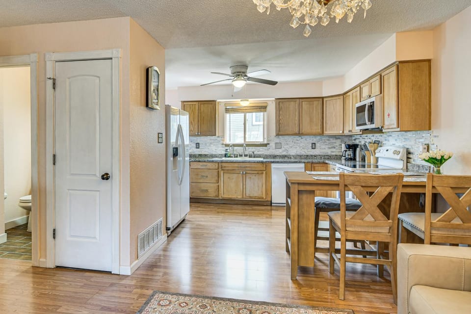 3 Mi to Old Town Arvada! Family Townhome w/ Patio House in Arvada