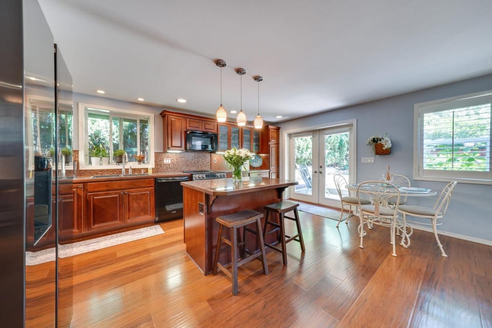 4 Mi to Waterfront & Wineries! Quiet Getaway House in Kirkland