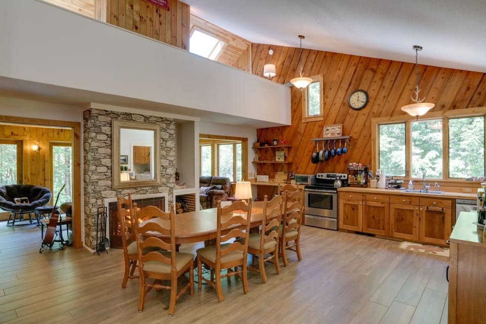 Cozy House on 2 Acres in the Green Mountains House in South Londonderry