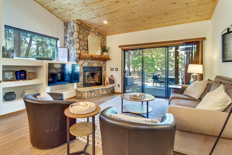 Outdoor Oasis w/ Fire Pit & Grill! Torreon Escape House in Show Low