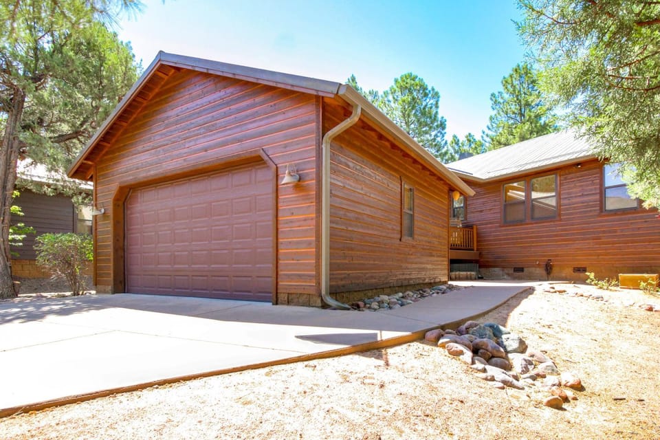 Outdoor Oasis w/ Fire Pit & Grill! Torreon Escape House in Show Low