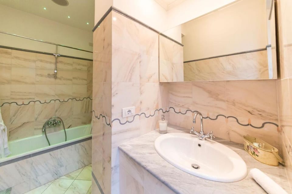 Property logo or sign, Photo of the whole room, Decorative detail