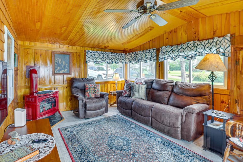 Sunset Views & Deck: Lake Champlain Cottage! House in Lake Champlain