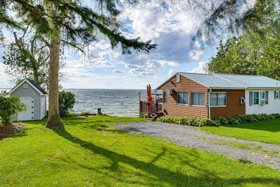 Sunset Views & Deck: Lake Champlain Cottage! House in Lake Champlain