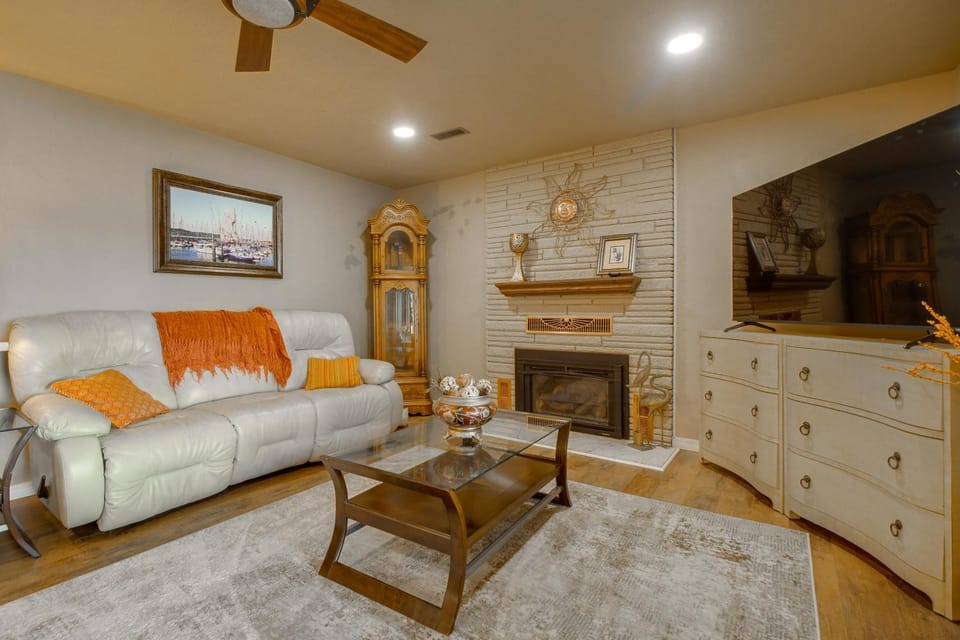 Game Room, Fishing Cabin & Dock on Grand Lake! Cabin in Grove