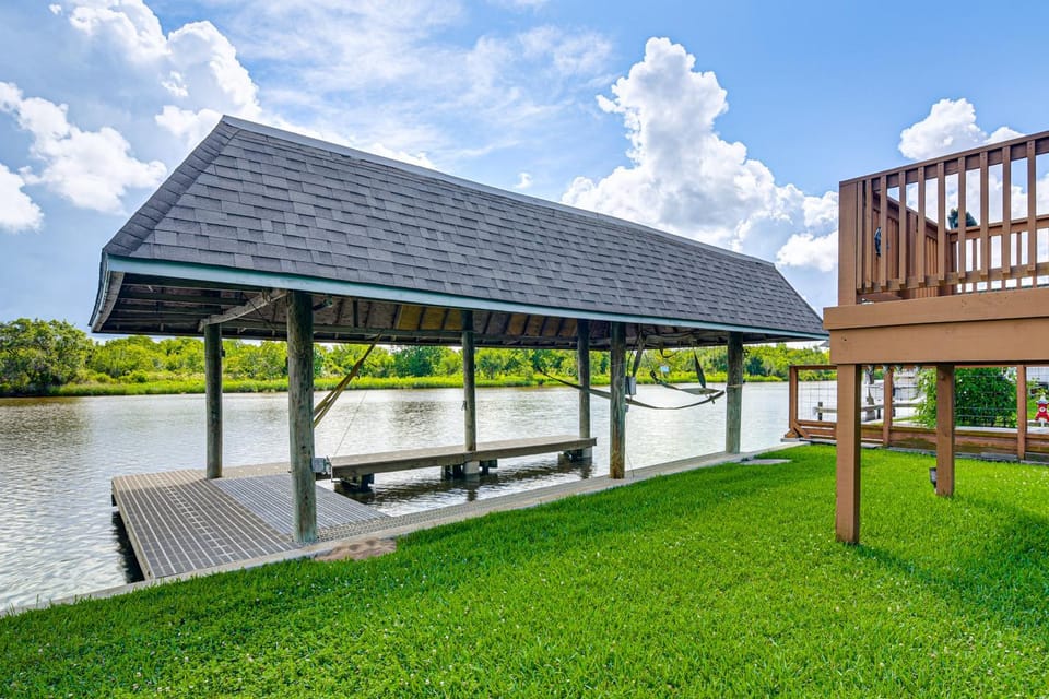 Waterfront 2-Unit Combo w/ Dock in Dickinson House in League City