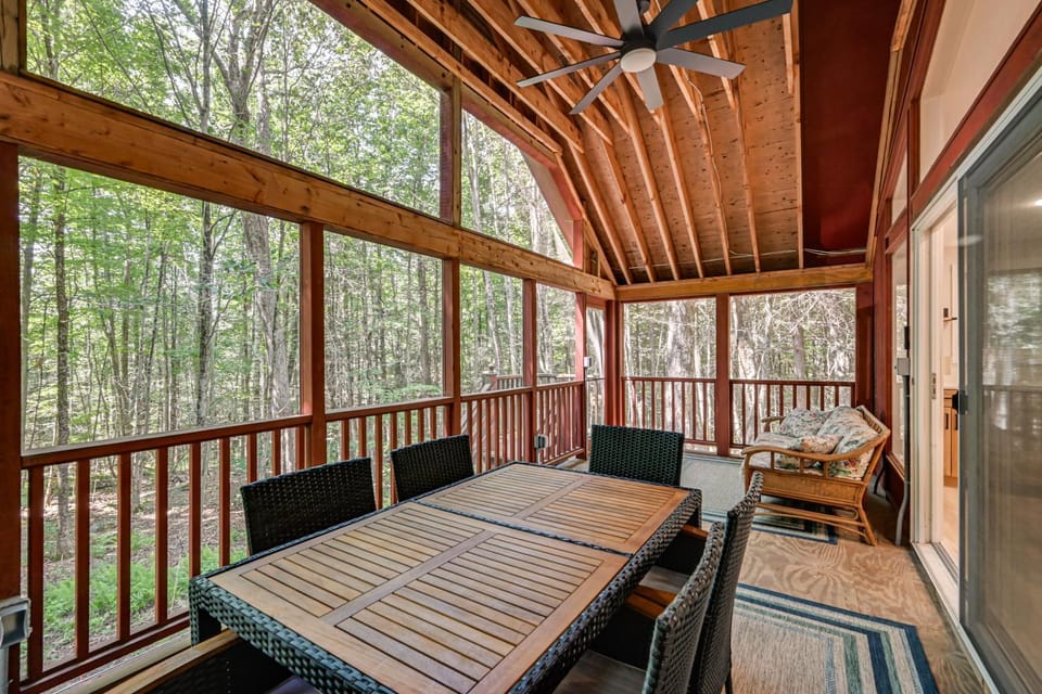 Screened Porch w/ Lake View! Tolland Family Haven House in Berkshires