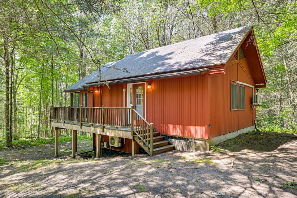 Screened Porch w/ Lake View! Tolland Family Haven House in Berkshires