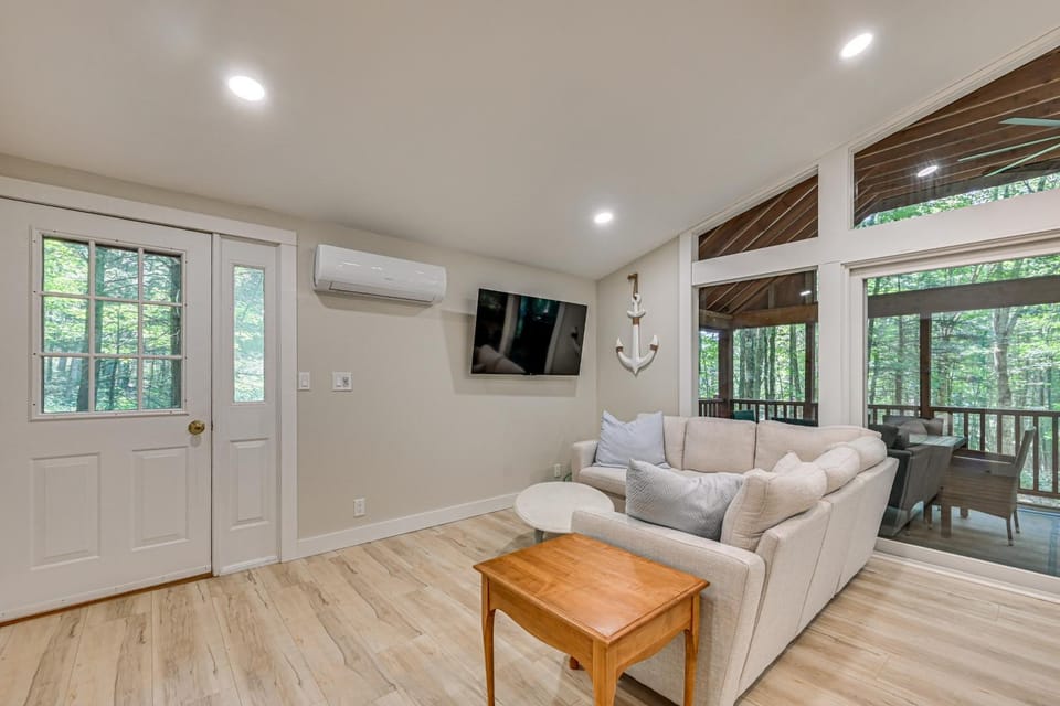 Screened Porch w/ Lake View! Tolland Family Haven House in Berkshires