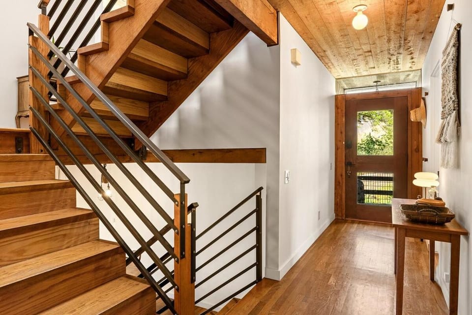 Spacious 3BR 2BA Topanga Canyon Retreat with Views Decks and Nature House in Topanga