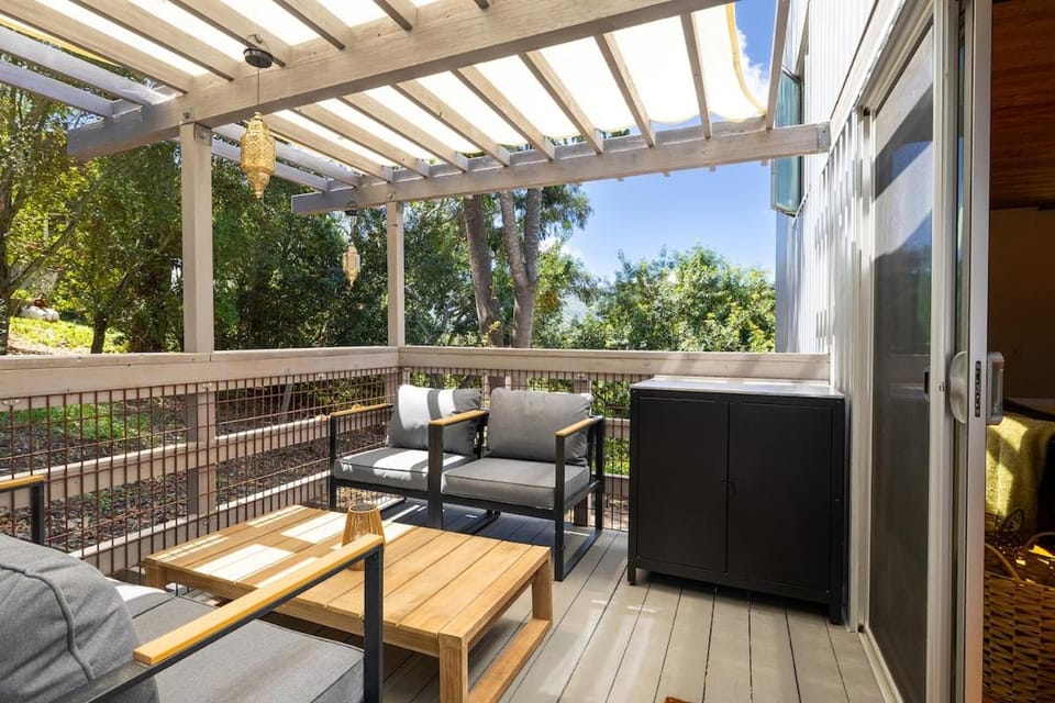 Spacious 3BR 2BA Topanga Canyon Retreat with Views Decks and Nature House in Topanga