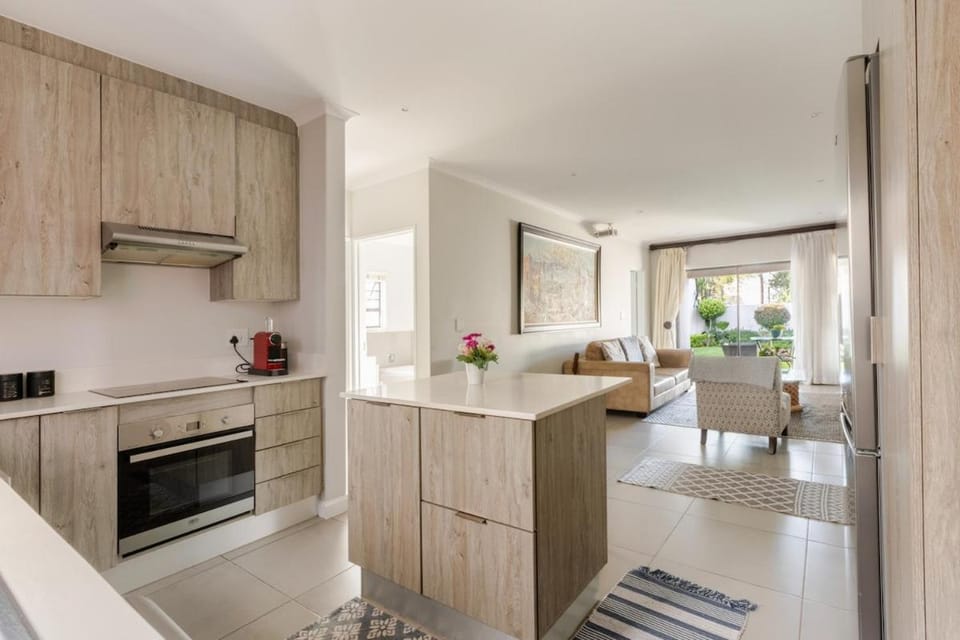Afro-chic! Modern! Luxury garden home! Apartment in Sandton