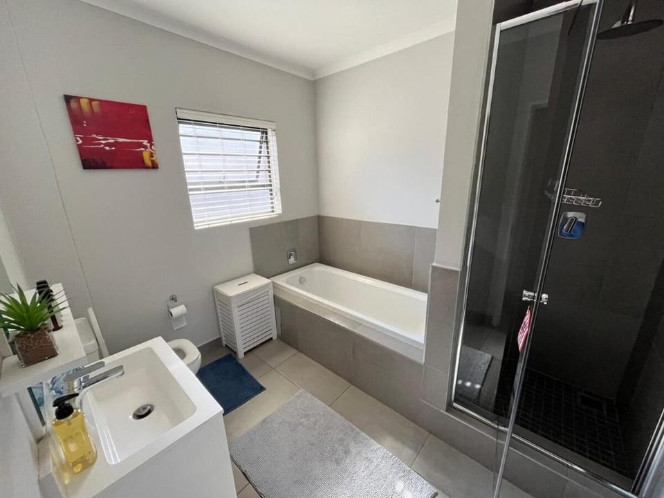 Afro-chic! Modern! Luxury garden home! Apartment in Sandton