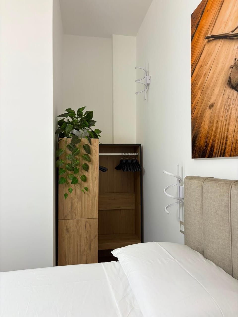 Photo of the whole room, Bedroom, wardrobe