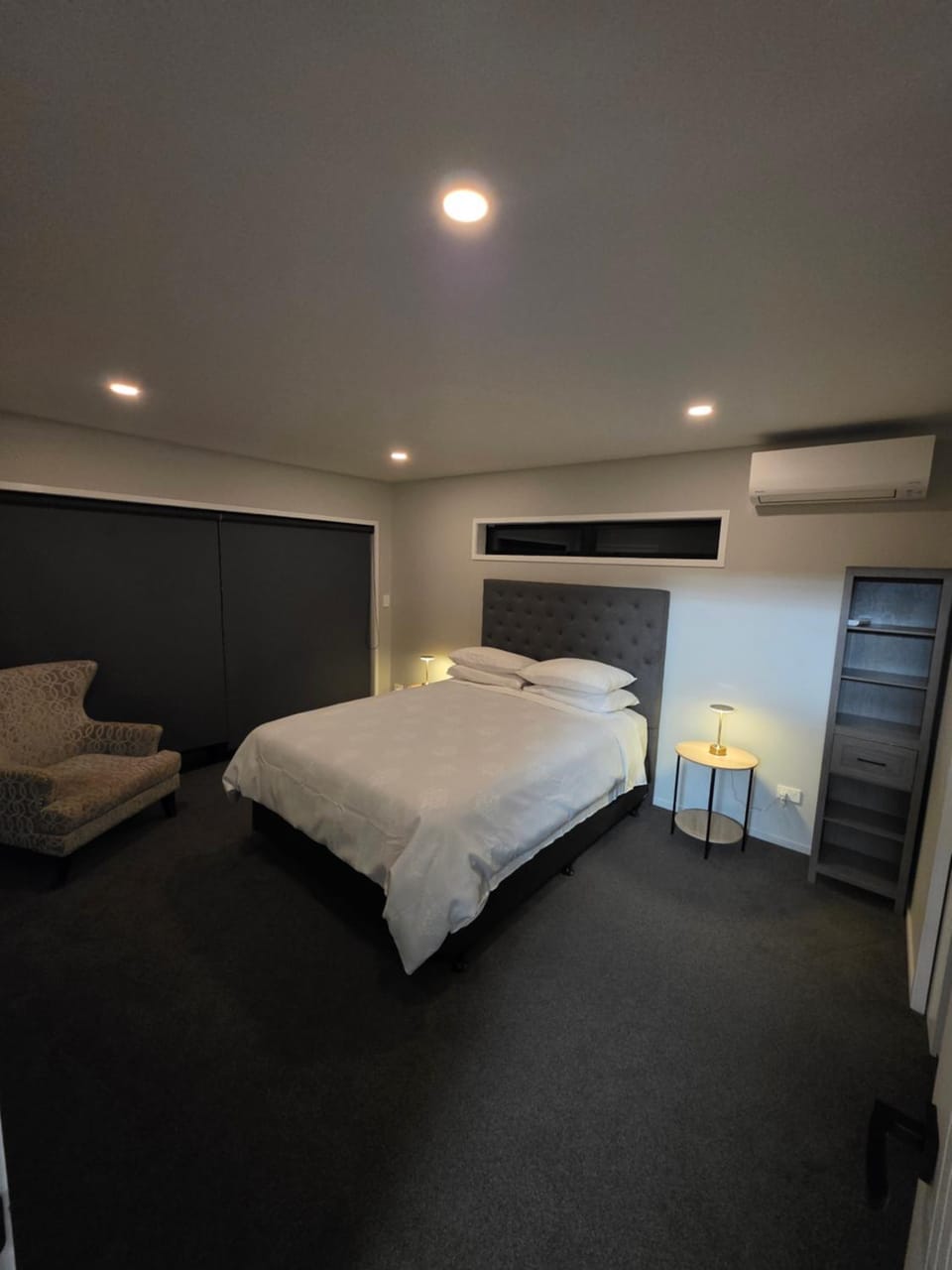 Photo of the whole room, Bedroom, wardrobe, air conditioner