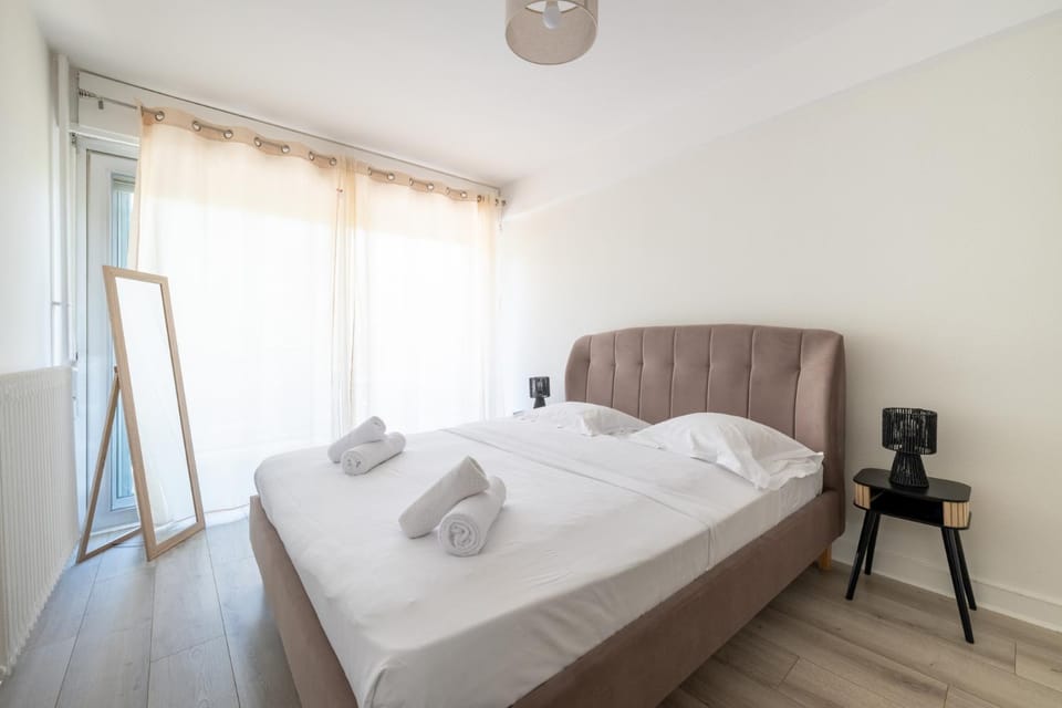 Elegant 2BDR Apt near Paris and La Defense Apartment in Levallois-Perret