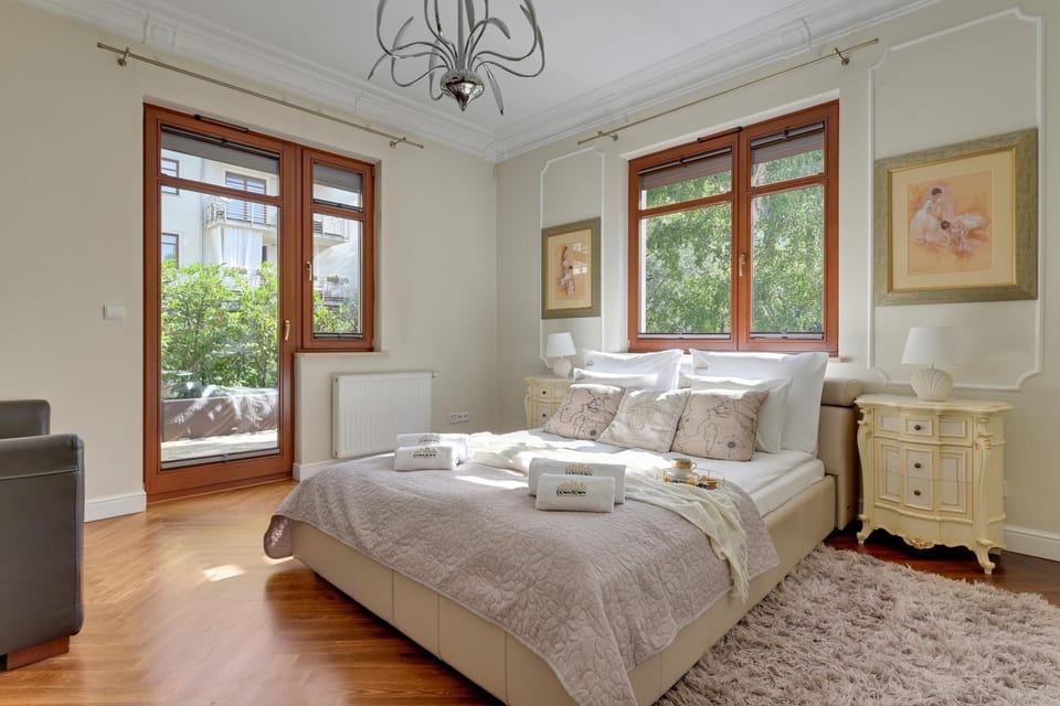 Bed, Photo of the whole room, Seating area, Bedroom, towels