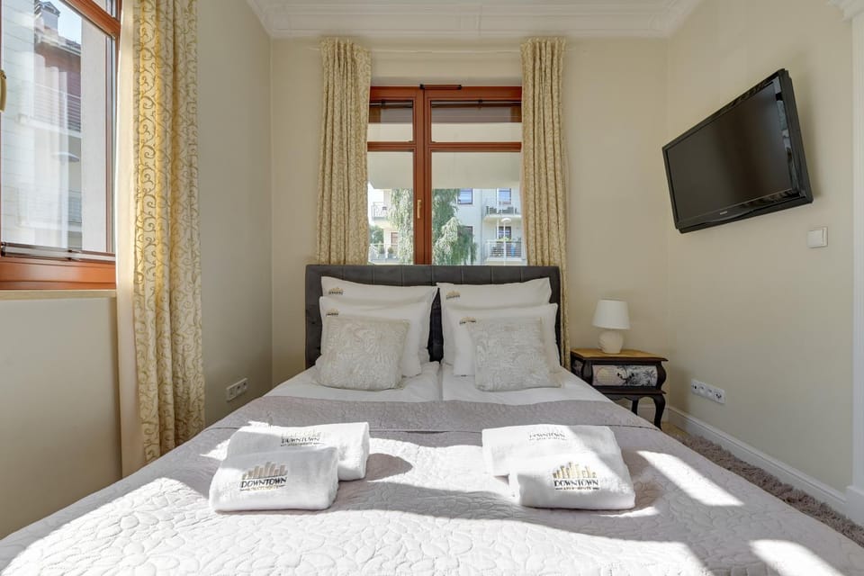 Bed, TV and multimedia, Photo of the whole room, Bedroom, towels