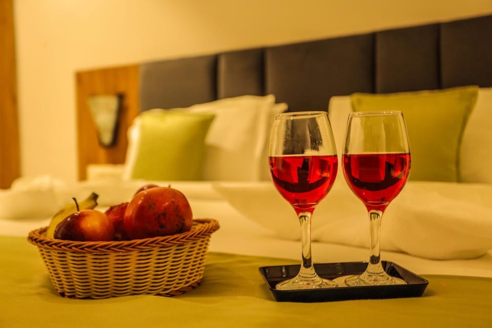 Living room, Food and drinks, Seating area, Bedroom, Food, Drinks, Alcoholic drinks